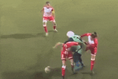 Clip: Cảm động khi nhóm cầu thủ đối phương cùng… “quây” một nữ cầu thủ