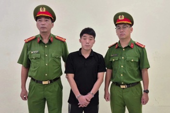 Đăng clip chia rẽ vùng miền, TikToker “Dù Bầu Trời” bị bắt