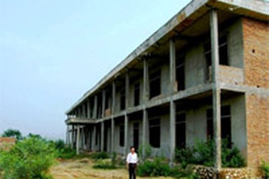 Xây trường học tiền tỷ để… “làm cảnh”