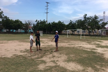 Chơi đá bóng trong mưa, 2 học sinh lớp 6 bị sét đánh thương vong