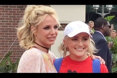 Britney Spears tươi tắn gặp fans