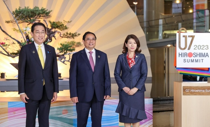 Thủ tướng Nhật Bản Kishida Fumio và Phu nhân đón Thủ tướng Phạm Minh Chính tham dự Hội nghị thượng đỉnh Nhóm các nước công nghiệp phát triển (G7) mở rộng.