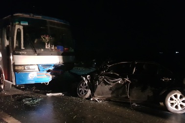 Chủ tịch huyện bị thương nặng sau va chạm giữa xe con và xe chở công nhân