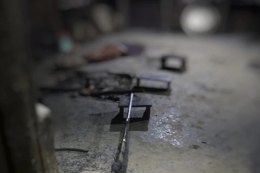 Bố dùng súng tự chế bắn mẹ tử vong, 6 con nhỏ bơ vơ ngày Tết