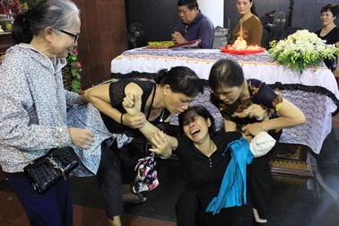 Hàng trăm người tiếc thương tiễn đưa cô bé hiến 2 giác mạc