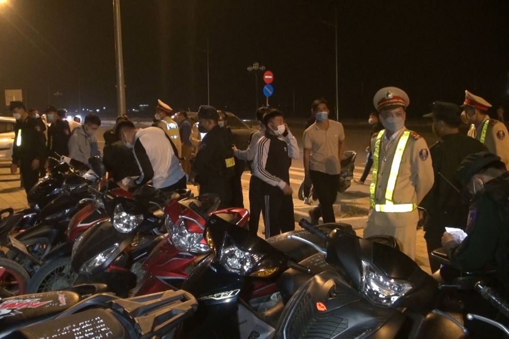 Xử lý hàng chục thanh niên lạng lách, đánh võng trong đêm - 1 Xử lý hàng chục thanh niên lạng lách, đánh võng trong đêm - 1