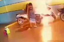 Cô gái tưới xăng, đốt xe máy bạn trai cũ vì không chịu quay lại