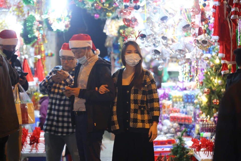 Những cặp đôi tình tứ đầy ấm áp trong đêm Noel - 4 Những cặp đôi tình tứ đầy ấm áp trong đêm Noel - 4