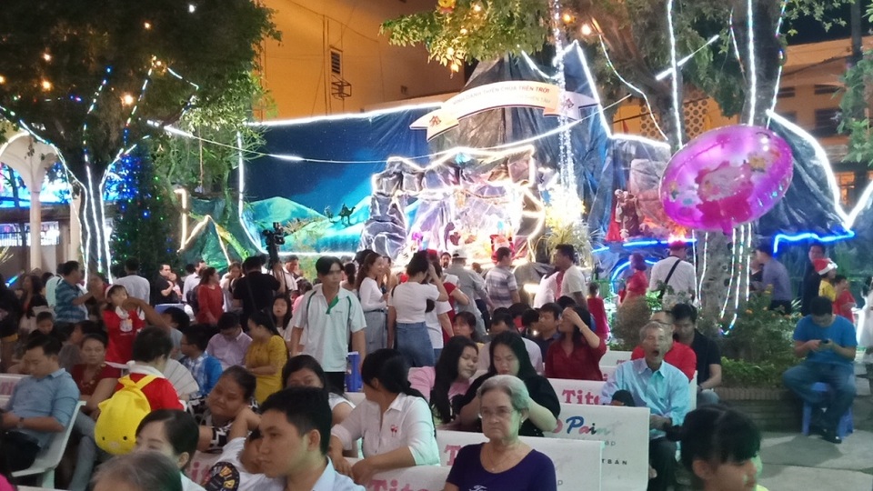 Các nhà thờ trang trí bắt mắt, đường phố đông nghịt người vui chơi đêm Noel - 13 Các nhà thờ trang trí bắt mắt, đường phố đông nghịt người vui chơi đêm Noel - 13