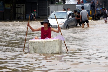Người Hà Nội “đắp đập”, bơi thuyền, đánh cá trên... đường nhựa