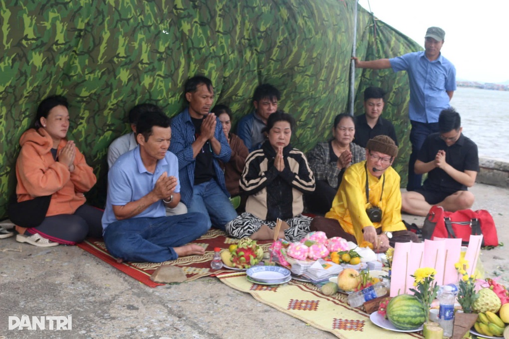 Vụ 2 tàu cá chìm trong bão: Nỗi đau mang theo trong chiếc ba lô trở về quê - 2 Vụ 2 tàu cá chìm trong bão: Nỗi đau mang theo trong chiếc ba lô trở về quê - 2