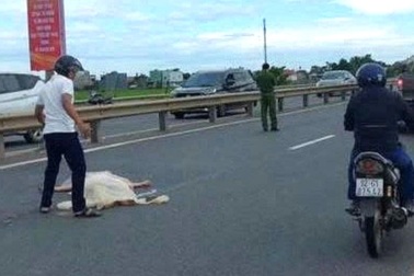 Nghi án người đàn ông đâm bạn gái rồi lao vào xe tải tự tử