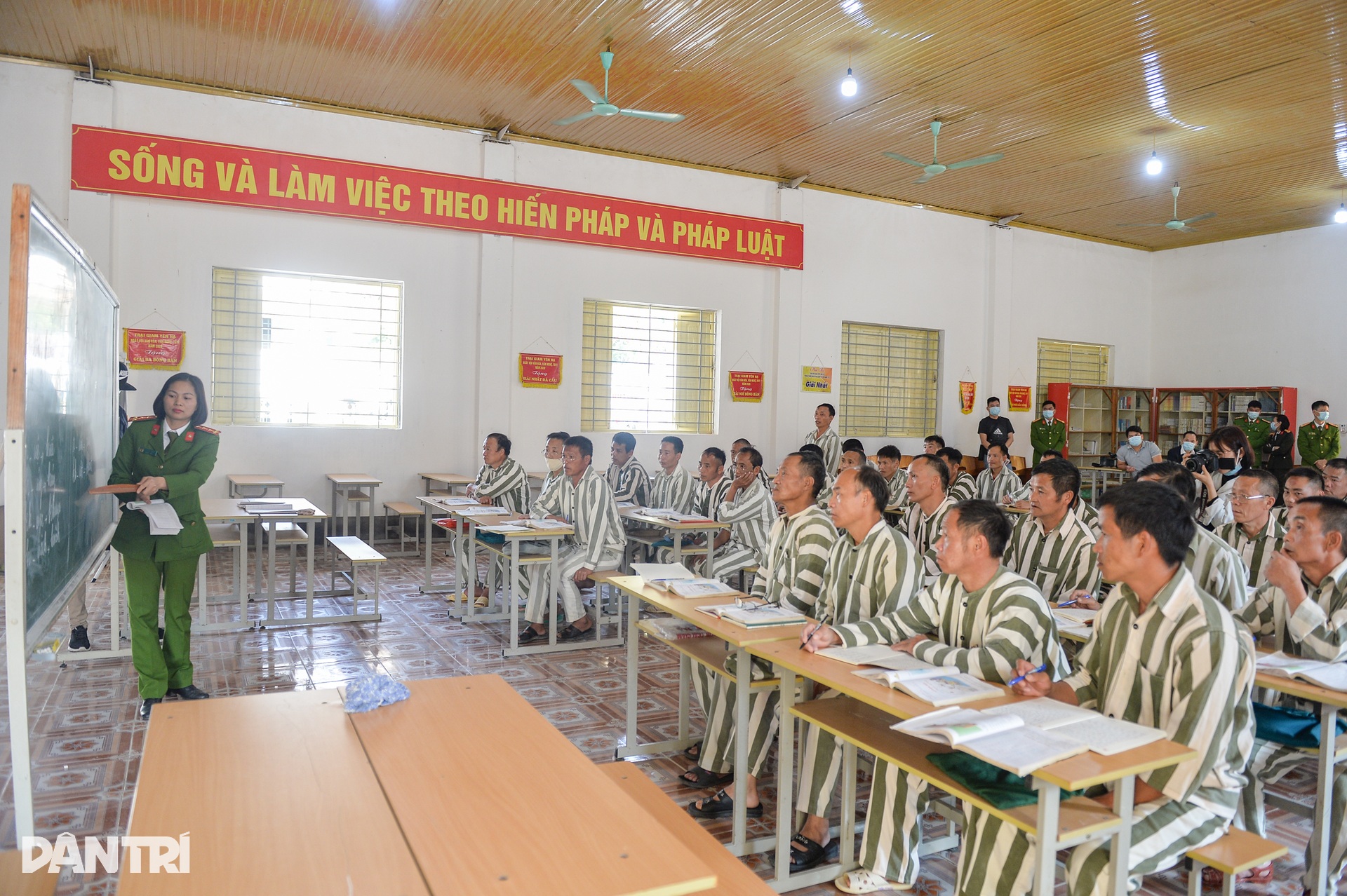 Lớp học đặc biệt của những học trò áo sọc ngày giáp Tết - 3