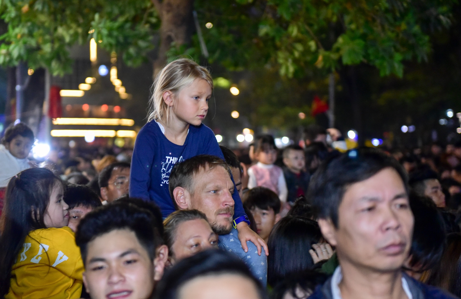 Hà Nội: Dòng người ùn ùn đổ về hồ Gươm đón năm mới 2020  - 10