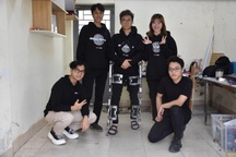 Sinh viên sáng chế khung xương "Người Sắt" cho người khuyết tật