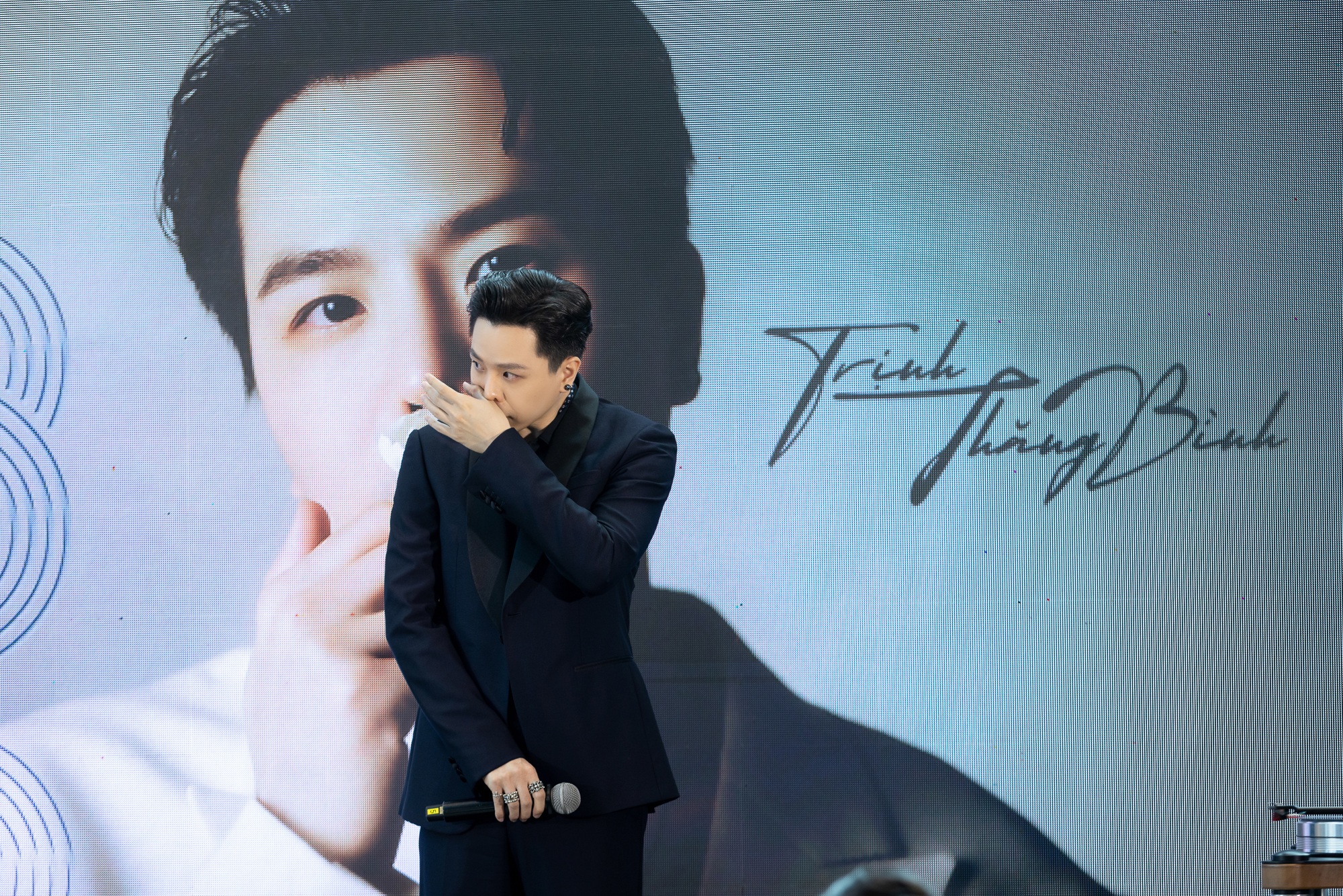 טרין טאנג בין בכתה כשהוציאה את האלבום אחרי 3 גרסאות מחודשות - 1 Trịnh Thăng Bình khóc khi ra mắt album sau 3 lần làm lại - 1