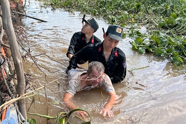 Bắt loạt con bạc lặn sông trốn công an