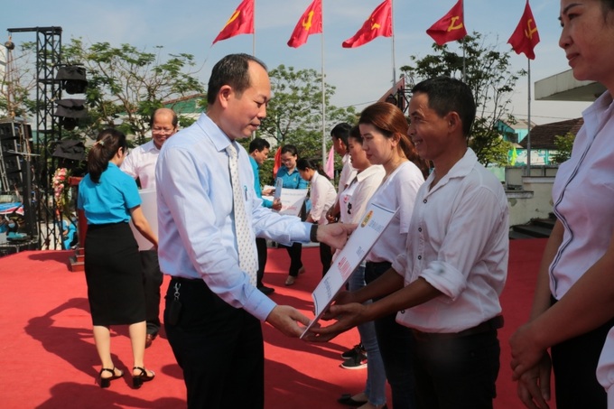 Ông Phan Quý Phương - Phó Chủ tịch UBND tỉnh Thừa Thiên Huế trao hỗ trợ kinh phí xây dựng Mái ấm Công đoàn cho đoàn viên công đoàn có hoàn cảnh khó khăn