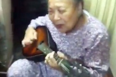 Thú vị clip cụ bà hăng say chơi đàn và hát “Cô gái mở đường”