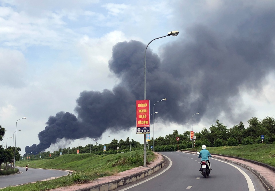 Hà Nội: Cháy lớn gần tổng kho xăng dầu, thùng hóa chất văng xa trăm mét - 16 Hà Nội: Cháy lớn gần tổng kho xăng dầu, thùng hóa chất văng xa trăm mét - 16