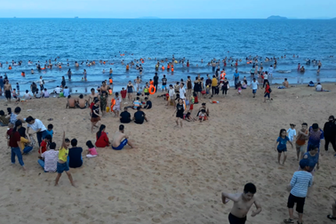 Dân phố núi ùn ùn xuống phố biển Quy Nhơn dịp lễ 30/4