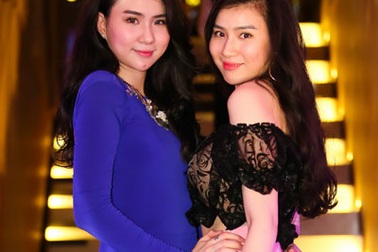 Cặp người mẫu song sinh thu hút sự chú ý tại Hà Nội