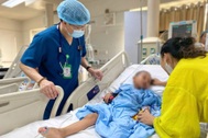 Bé 5 tuổi trong vụ xe khách lao xuống vực ở Tam Đảo qua nguy kịch