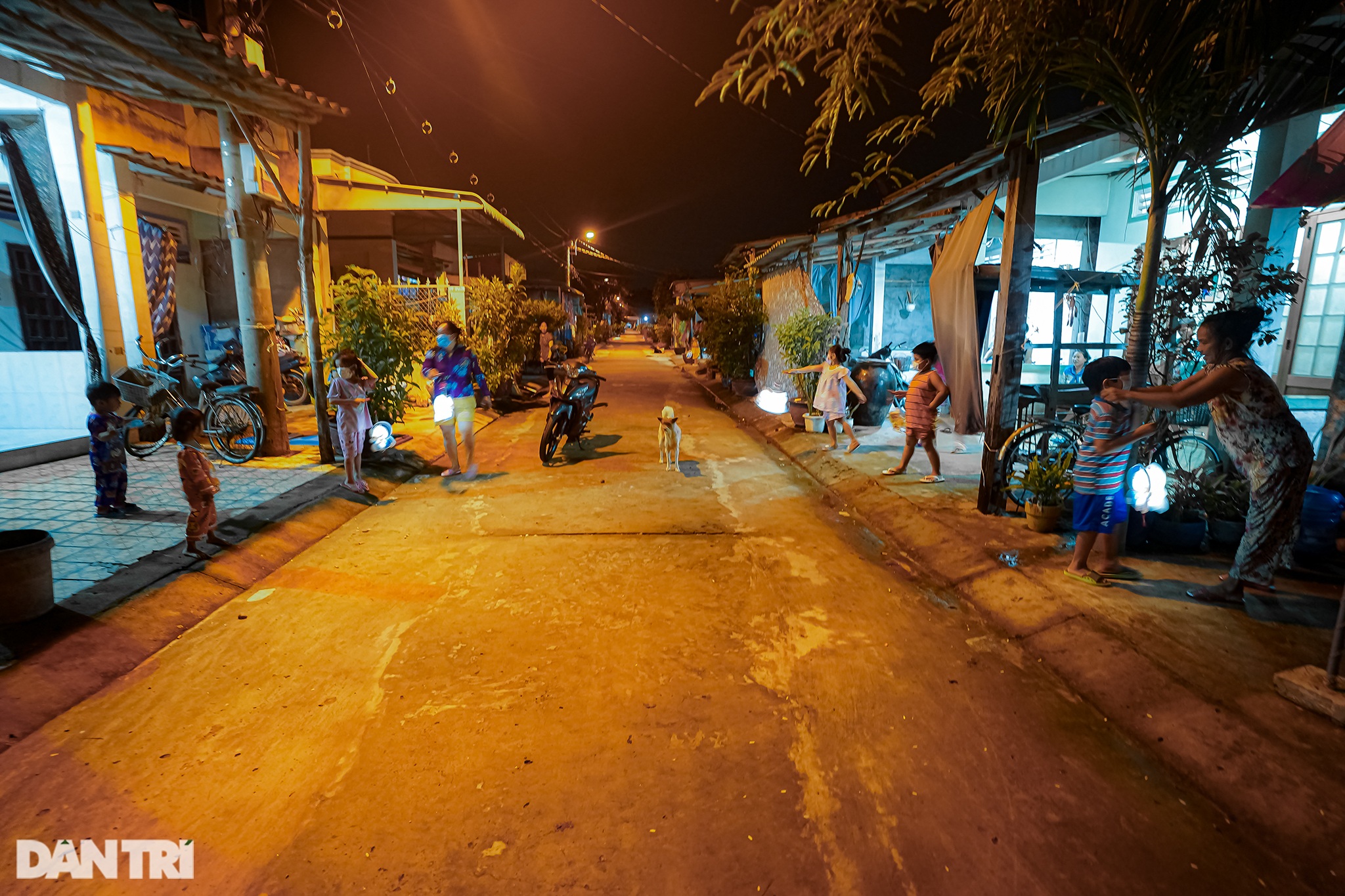 Trẻ em xã đảo vùng xanh ở TPHCM chơi lồng đèn làm bằng vỏ lon, hộp sữa - 2 Trẻ em xã đảo vùng xanh ở TPHCM chơi lồng đèn làm bằng vỏ lon, hộp sữa - 2