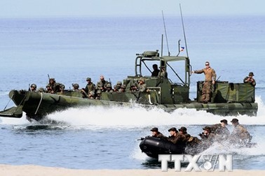 Tổng thống Mỹ bỏ lệnh cấm bán vũ khí trên biển cho Việt Nam