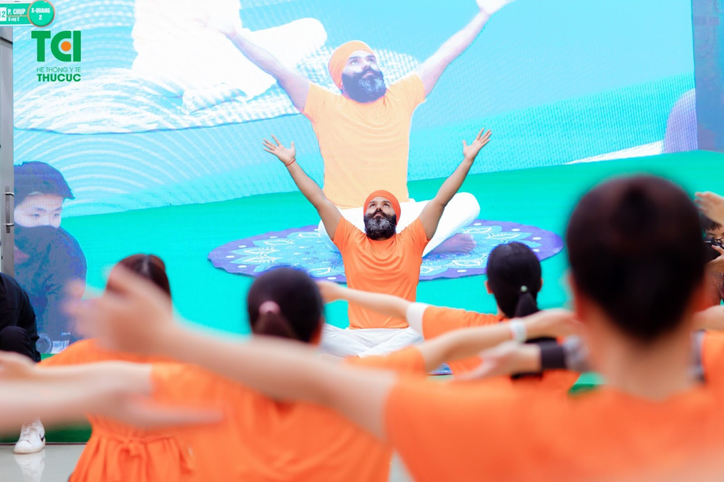 Lớp học yoga thai kỳ miễn phí tại Hà Nội thu hút nhiều mẹ bầu - 4 Lớp học yoga thai kỳ miễn phí tại Hà Nội thu hút nhiều mẹ bầu - 4