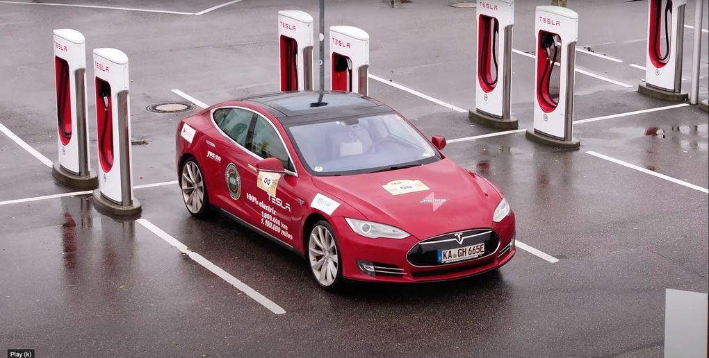 Chiếc Tesla Model S chạy gần 2 triệu km, thay 13 động cơ và 3 bộ pin - 2 Chiếc Tesla Model S chạy gần 2 triệu km, thay 13 động cơ và 3 bộ pin - 2