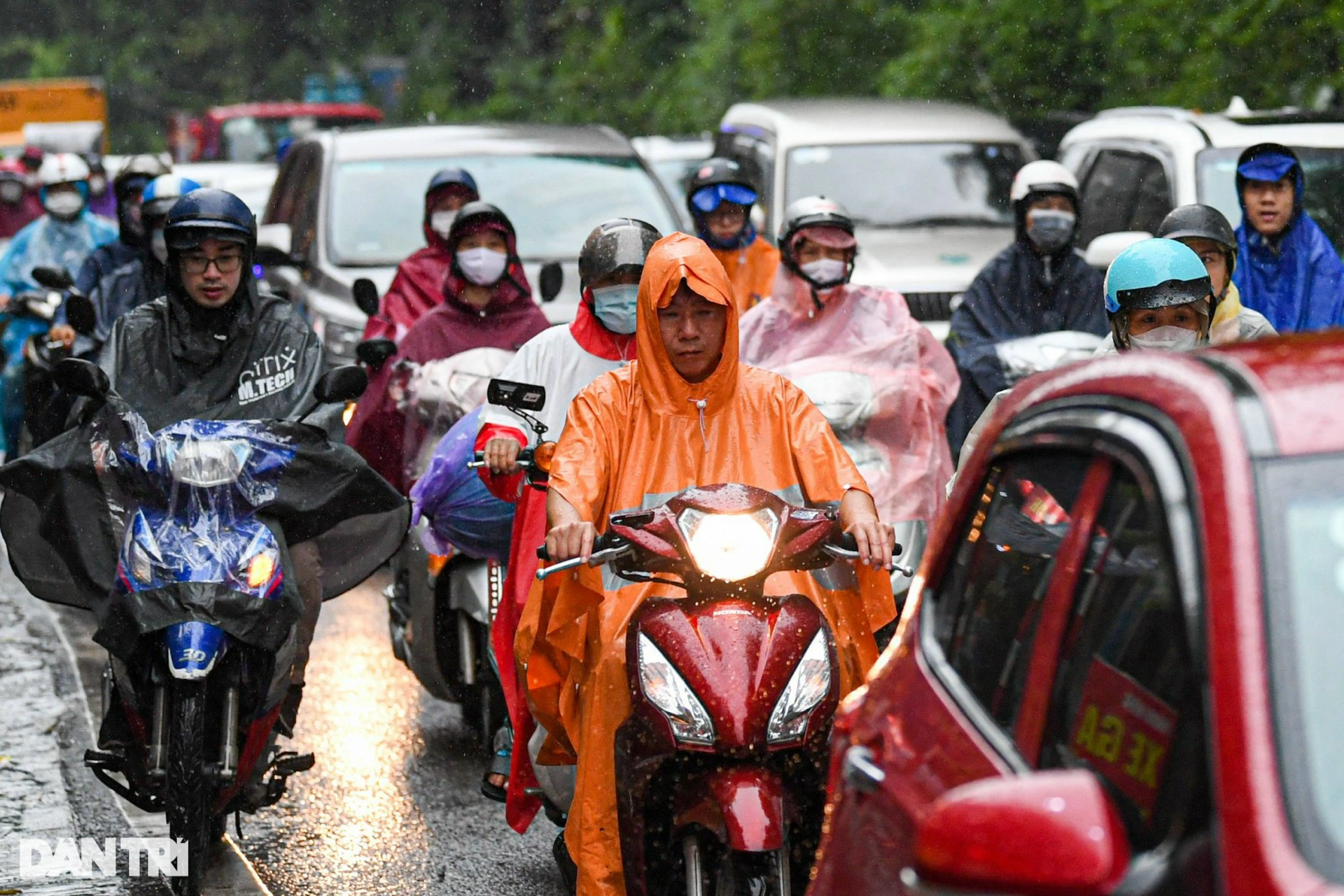 Mưa lớn do ảnh hưởng bão số 2: Giao thông Hà Nội tê liệt, ùn tắc kéo dài - 15 Mưa lớn do ảnh hưởng bão số 2: Giao thông Hà Nội tê liệt, ùn tắc kéo dài - 15