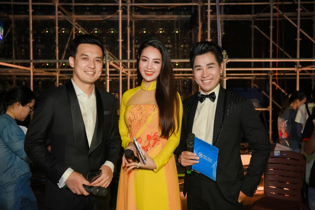 MC Nguyên Khang thân thiết ca sĩ Lệ Quyên, Á hậu Thụy Vân - 3 MC Nguyên Khang thân thiết ca sĩ Lệ Quyên, Á hậu Thụy Vân - 3