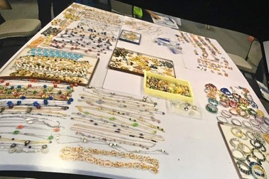 Malaysia sẽ bán kho hàng hiệu thu được từ nhà cựu Thủ tướng Najib