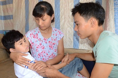 Gia cảnh khốn cùng của cậu bé dân tộc Tày mắc ung thư máu