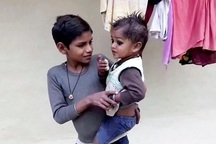 Bé trai mọc đuôi được tôn thờ như vị thần ở Ấn Độ