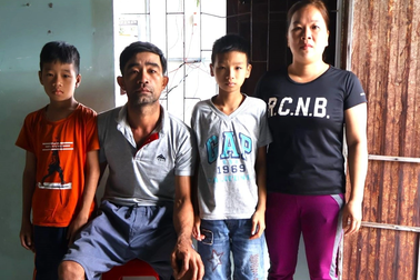 Vợ bất lực nhìn chồng chấn thương nặng vì mưu sinh, con trai khuyết tật