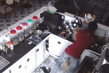 Tên trộm trèo cổng vào quán cà phê, lấy nhiều tài sản ở TPHCM