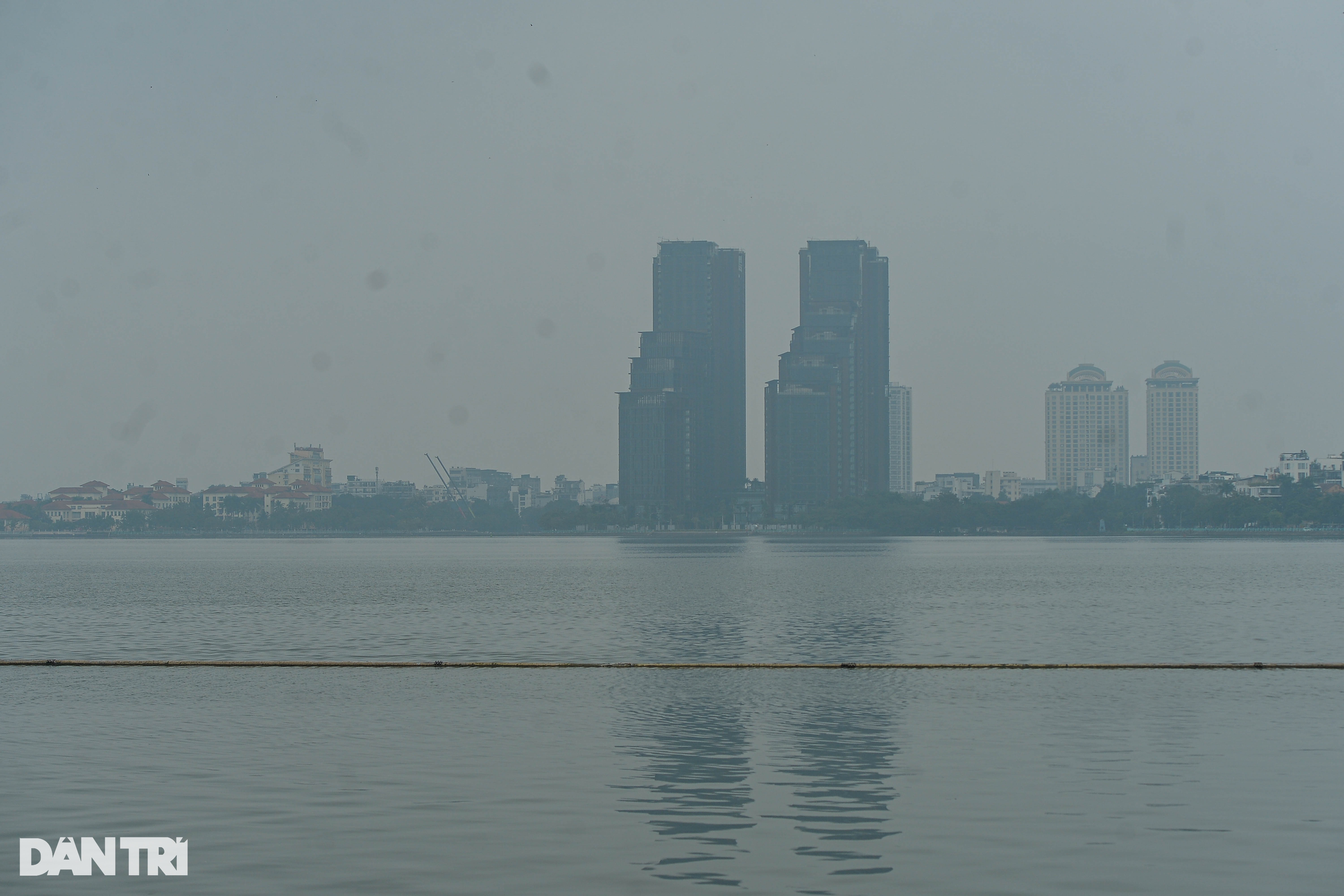 Trời Hà Nội mù mịt trong ngày ô nhiễm không khí ở tốp đầu thế giới - 11
