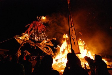 Cuộc đấu đốt đền khổng lồ trong lễ hội lửa Dosojin