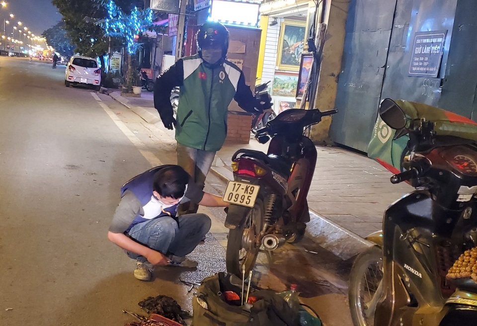 Người lao động mưu sinh trong đêm đông Hà Nội - 5 Người lao động mưu sinh trong đêm đông Hà Nội - 5