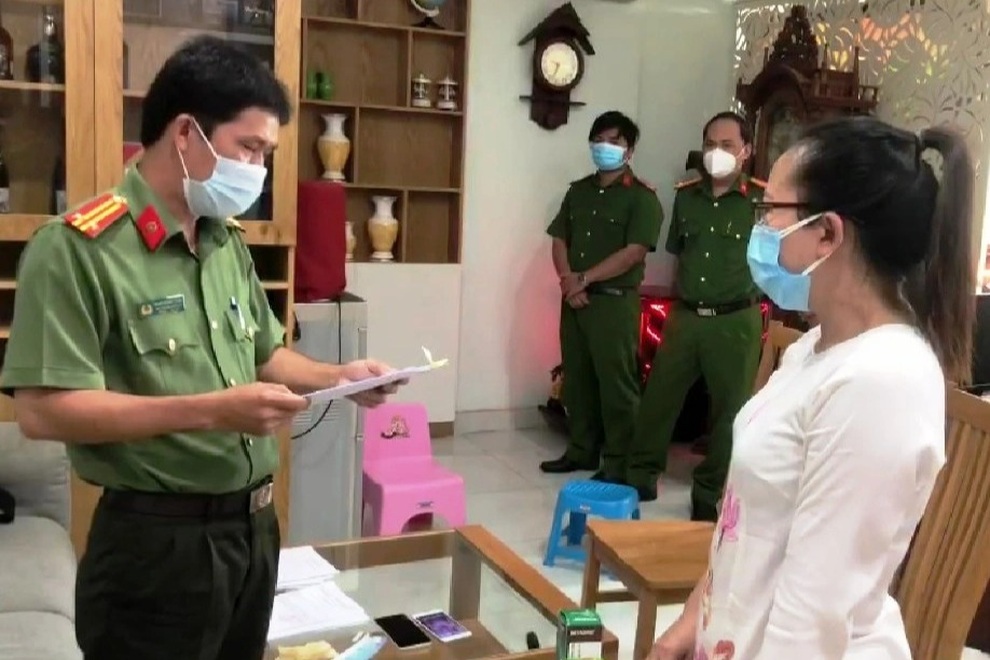 Bắt chủ tiệm vàng ở TPHCM liên quan đến bà trùm buôn lậu Mười Tường - 1 Bắt chủ tiệm vàng ở TPHCM liên quan đến bà trùm buôn lậu Mười Tường - 1