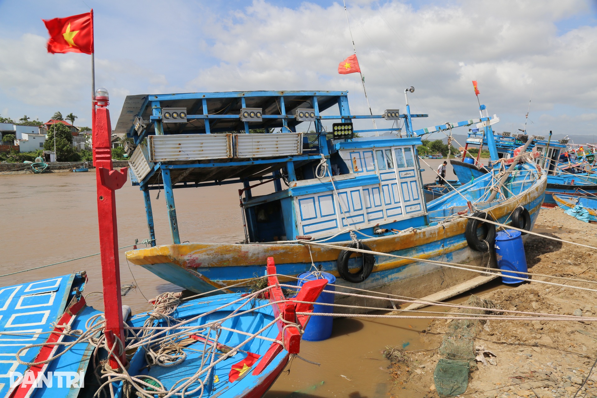 Ngư dân Lâm Đồng khóc ròng bên xác tàu tả tơi sau trận lũ lịch sử - 2 Ngư dân Lâm Đồng khóc ròng bên xác tàu tả tơi sau trận lũ lịch sử - 2