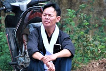 Người cha nén nỗi đau mất vợ, quàng khăn tang chở con đi thi tốt nghiệp