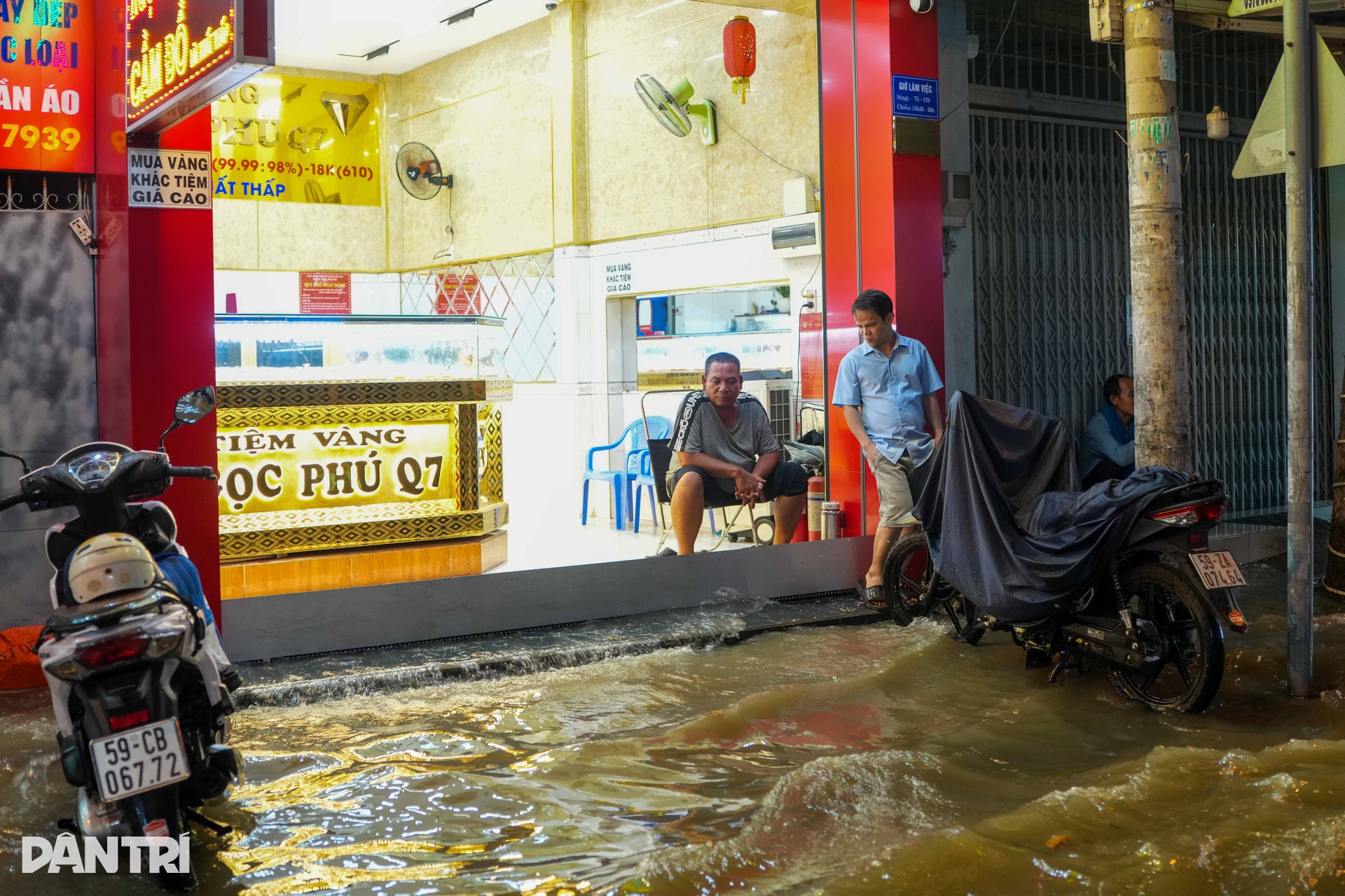 Cụ bà bì bõm dắt xe về nhà trong đêm ngập do triều cường ở TPHCM - 7