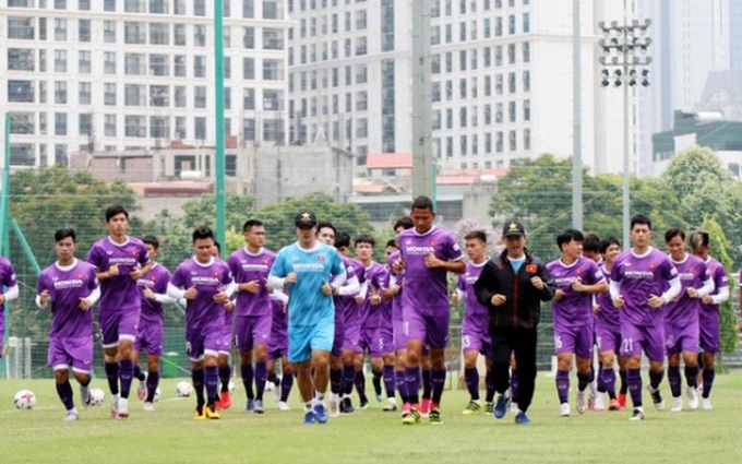 Văn Hậu trở lại tập luyện cùng các đồng đội, Xuân Trường vẫn tập riêng