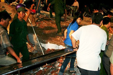 Nạn nhân và cứu hộ “tái hiện” vụ sập nhà kinh hoàng