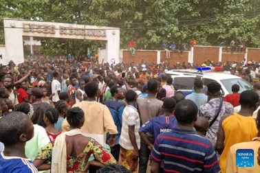 Thảm kịch giẫm đạp tại kỳ thi tốt nghiệp, một nước để quốc tang