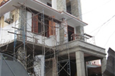 Rơi từ tầng 3, một thợ điện tử nạn