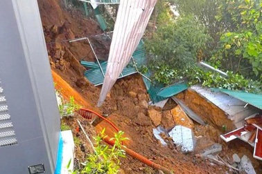 Sông Lam “nuốt” nhà dân, đe dọa cửa hàng xăng dầu